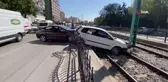 Kaza yapan otomobillerden biri tramvay yoluna düştü: 2 yaralı
