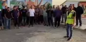 Tanzanya'daki demiryolu projesinde çalışan Türk işçiler maaşlarını alamadıkları için eylem yapıyor