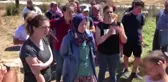 Su sıkıntısını böyle protesto ettiler: Yalakta duş aldı