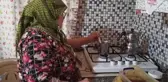 Vefalı eş yatağa mahkum olan kocasına 17 yıldır bebek gibi bakıyor