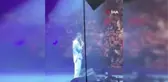 Kazada yaralanan ünlü şarkıcı Tan, konserini iptal etmeyip sevenleriyle buluştu