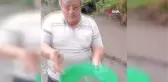 Dere yatağında çamurların arasında altın tozu arıyor