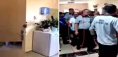 Hastanedeki tek göz doktoru mesai bitimi odasından güvenlik eşliğinde çıkabildi, dışarıda bekleyenler yuhaladı