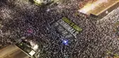 İsrail'de on binlerce kişi yine meydanlarda! Açılan pankart protestolara damga vurdu