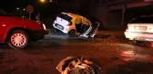 İzmir'de Otomobil Kaza Yaptı: 2 Kişi Alevler İçinde Sıkıştı