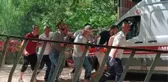 Üzerine ağaç dalı düşen 3 kişi yaralandı