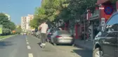 3 gencin tek scooter üzerindeki tehlikeli yolculuğu kamerada