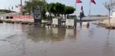 İskenderun'da lodosla birlikte su baskınları yaşanıyor