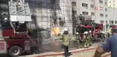 Kültür merkezi yangını sırasında 30 katlı binadan böyle kaçtılar: Yangından korkan vatandaş binadan emekleyerek dışarıya çıktı