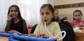 İLKOKUL ÖĞRETMENLERİ, FINDIK İŞÇİLERİNİN ÇOCUKLARINA MELODİKA VE KALİMBA ÇALMAYI ÖĞRETTİ