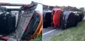 İngiltere'de milyonluk kaza! Tır devrildi, lüks otomobiller yola savruldu