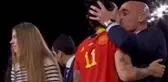 Seremonide kadın futbolcuyu dudağından öpen İspanyol federasyon başkanı geri adım atmıyor: İstifa etmeyeceğim