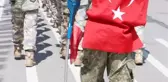 Engelli Yasin Karpuz, Zafer Bayramı töreninde alkışlandı
