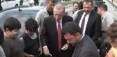 Cumhurbaşkanı Erdoğan, kendisini bekleyen vatandaşları görünce aracından indi