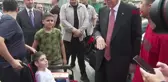 CUMHURBAŞKANI ERDOĞAN BAKKAL DÜKKANINI ZİYARET ETTİ, ÇOCUKLARA OYUNCAK DAĞITTI