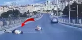 Motosikletten yola savrulan genç feci şekilde can verdi! Korku dolu anlar kamerada
