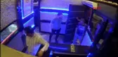 Polis memuru silahını teslim ederken kaza sonucu iş yeri çalışanı yaralandı
