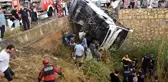 Bodrum'da işçi servis midibüsü dere yatağına düştü: 23 yaralı