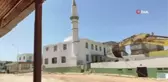 Depremde ağır hasar alan cami kontrollü olarak yıkıldı