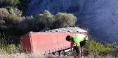 Erzincan'da tır şarampole uçtu, sürücü yaralandı