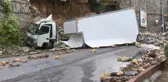 İstanbul'da sel sonrası çöken duvar, kamyoneti ikiye böldü