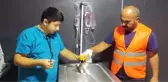 Yıkım çalışmaları sırasında kurtarılan yavru kedi Osmaniye Belediyesi'ne teslim edildi