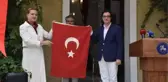İzmir'in kurtuluşunda elde dikilen Türk bayrağı, Bayrakbilim ve Türk Bayrakları Müzesi'nde