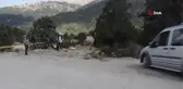 Stabilize yolun resmiyet kazanması için tapulu arazisinden geçen karayolunu kazarak trafiğe kapattı