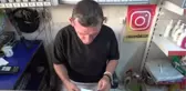 Mahallenin bakkal amcasından okula başlayan çocuklara sürpriz