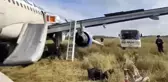 Rusya'da 167 kişinin bulunduğu yolcu uçağı tarlaya acil iniş yaptı