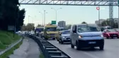 Yol kenarında yolcu indiren minibüsler tehlike saçıyor