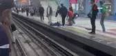 Raylara düşen kadın vatandaşların yardımıyla kurtarıldı