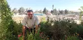 Kahramanmaraş'ta bir muhtar enkaz halindeki mahallesini yeşillendirdi