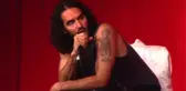 İstismarla suçlanan komedyen Russel Brand'in şakayla karışık suçunu itiraf ettiği video ortaya çıktı
