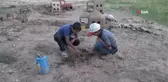 Minik eller çamurdan minyatür ev yapıyor