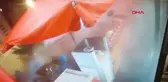 Diyarbakır'da kavşakta sürücüsünün kontrolünü yitiren minibüs pastanenin saksı ve sandalyelerine çarptı