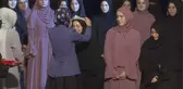 TÜRGEV Yönetim Kurulu Üyesi Esra Albayrak, hafız olan öğrencilerine taç taktı ve hafızlık belgelerini teslim etti