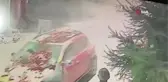 Malatya'da Hasarlı Bina Çatısı Park Halindeki Araç Üzerine Çöktü