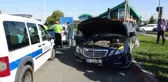Otomobilin çarptığı araç refüje savruldu