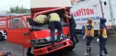 Yağış nedeniyle kayganlaşan zeminde kaza: Kamyonet park halindeki araçlara çarptı