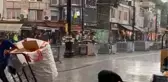 İstanbul'da Sağanak Yağmur Altında Cuma Namazı