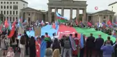 Azerbaycanlılar tarihi Brandenburg Kapısı önünde Alman medyasını protesto etti
