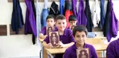 'Kur'an-ı Kerim' veya 'Peygamberin Hayatı' derslerini seçen çocuklara anlamlı hediye