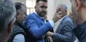 Belediye meclisi toplantısında kan döküldü! MHP'li üye, CHP'li üyenin kafa atıp burnunu kırdı