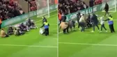 Hakem, tribünde kalp krizi geçiren taraftar için maçı durdurmadığına bin pişman oldu! Sahaya daldılar