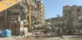 Yıkım esnasında ağır hasarlı bina, orta hasarlı binanın üzerine çöktü