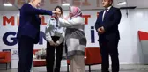 Isparta Belediye Başkanı Şükrü Başdeğirmen, yangında evini kaybeden Mercan ailesine yeni ev teslim etti