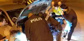 Polis ve bekçiler otomobilde kedi kurtarma operasyonu gerçekleştirdi