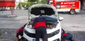 Amasya'da Otomobilin Motor Kısmına Sıkışan Yavru Kediler Kurtarıldı