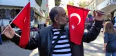 Pakistanlı turist Bursa'da Türk bayrağını öperek sevgi gösterisinde bulundu